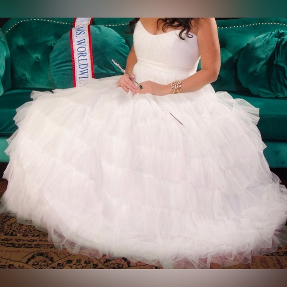 White tiered tulle layered gown - Picture 5 of 6